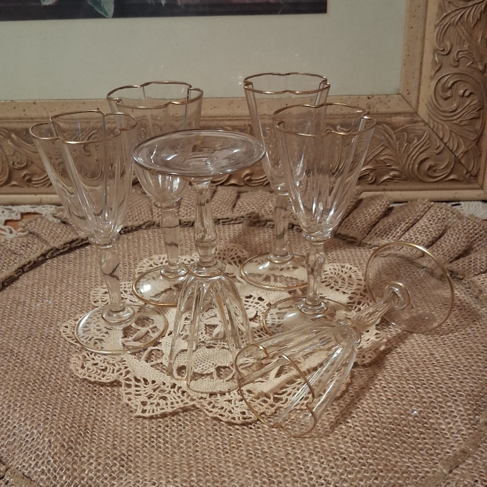 Elegant Gold-Rimmed Glassware Set